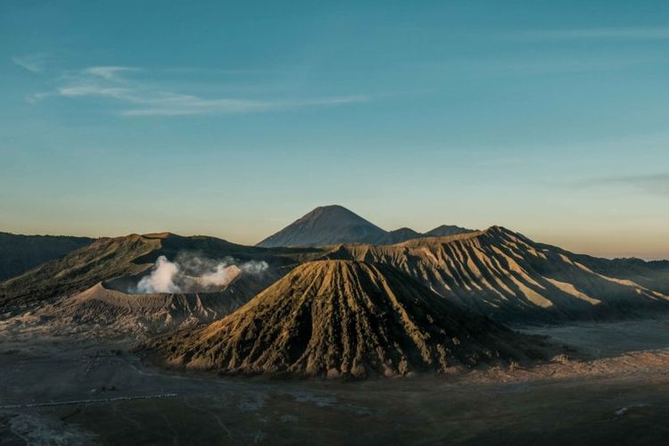 Pemandangan Gunung Bromo dari Penanjakan 2, Probolinggo, Jawa Timur.