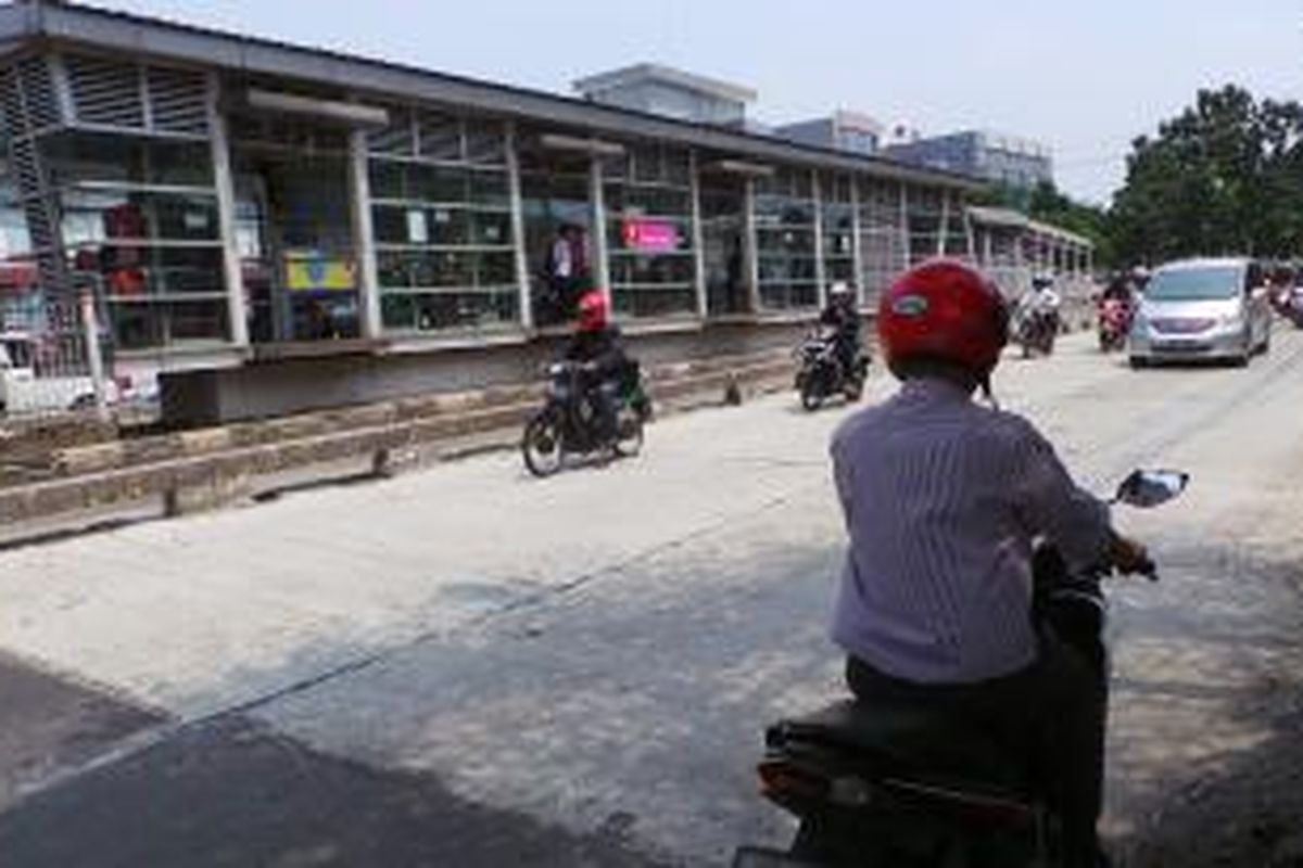 Ruas Jalan Panjang, Kebon Jeruk, Jakarta Barat di depan halte transjakarta Kebon Jeruk telah dibeton, Senin (3/3/2014).