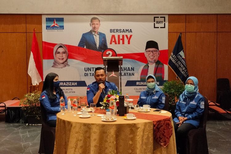 (kiri ke kanan) Annisa Larasati Pohan dan Ketua Umum Partai Demokrat Agus Harimurti Yudhoyono bersama Calon Wali Kota Tangerang Selatan Siti Nur Azizah dan Ketua DPD Demokrat Banten Iti Octavia Jayabaya, Rabu (18/11/2020).