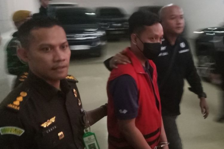 Setelah buron hampir dua tahun, Kejaksaan Tinggi Jawa Barat akhirnya berhasil menangkap dan menahan tersangka AJB dalam kasus dugaan korupsi penyaluran Kredit Usaha Rakyat (KUR) fiktif di bank nasional. Kasus ini menyebabkan kerugian negara sebesar lebih dari Rp.9 miliar