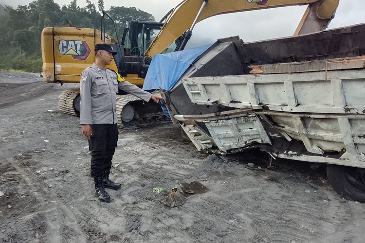 Truk Pasir Terjun dari Tebing Setinggi 13 Meter ke Lokasi Tambang, Sopir Selamat