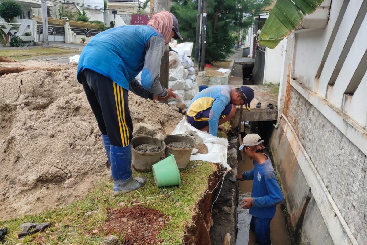  Petugas Sumber Daya Air SDA Kecamatan Penjaringan melakukan perbaikan saluran di Jalan Pluit Sakti Raya RT 09  RW 007 Kelurahan Pluit, Kecamatan Penjaringan.