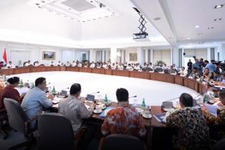 Presiden Joko Widodo dan Wakil Presiden Jusuf Kalla memimpin rapat Kabinet di Istana Presiden di Jakarta, Senin (17/11/2014). Presiden mengatakan akan memotong subsidi BBM yang telah memakan 20 persen APBN, danmengalihkan uang subsidi untuk memperbaiki infrastruktur dan program-program membantu rakyat miskin. AFP PHOTO / PRESIDEN PALACE / Laily