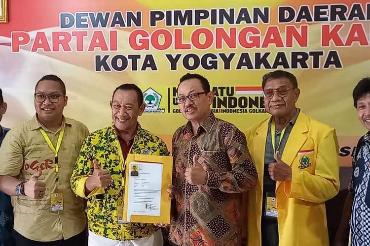 Mantan Wali Kota Yogyakarta saat kembalikan berkas penjaringan bakal calon Wali Kota Yogyakarta di kantor Partai Golkar Kota Yogyakarta, Rabu (24/4/2024)