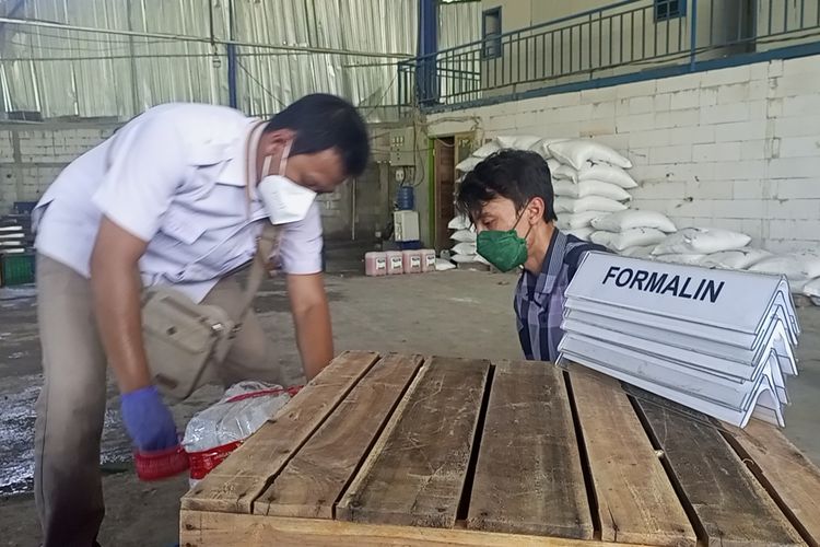 Badan Pengawasan Obat dan Makanan (BPOM) membongkar produksi tahu berformalin di dua pabrik di wilayah Kecamatan Parung, Kabupaten Bogor, Jawa Barat, Jumat (10/6/2022).