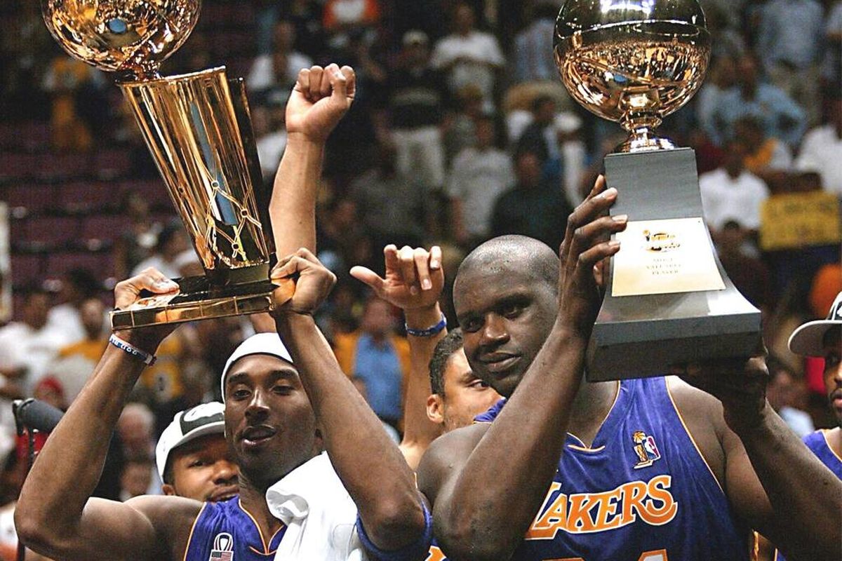 Kobe Bryant dan Shaquille O'Neal semasa masih main bersama di Los Angeles Lakers.