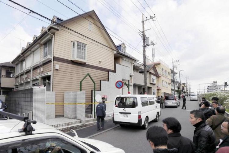 Beberapa jurnalis terlihat berada di sekitar bangunan apartemen yang dilaporkan tersimpat 9 mayat, di Zama, Tokyo, Jepang, Selasa (31/10/2017). (Japan Today)
