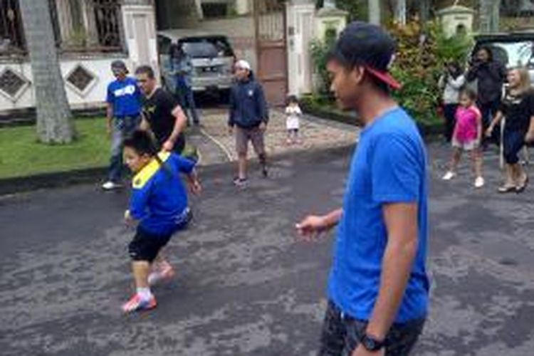 Cristian Gonzales bersama istri dan anak-anaknya serta Kurnia Meiga bersama istrinya main bola di jalanan. Hal itu sebagai bentuk protes kepada Menpora dan bentuk partisipasi dukungan kepada aksi Aremania yang juga main bola di jalanan. Senin (27/4/2015).