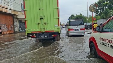 Jalan Latumeten Jakbar Masih Terendam Banjir Senin Siang, Lalin Macet
