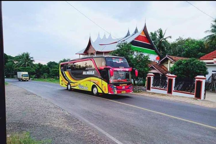 Armada bus milik PO Almira yang melayani perjalanan trayek Bekasi-Palembang