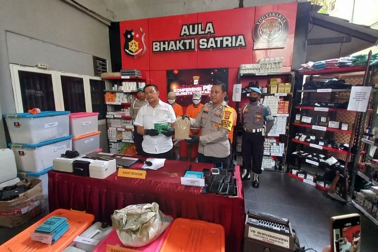 Kasat Reskrim Polresta Yogyakarta AKP Probo saat menunjukkan barang bukti berupa kapsul kosong dan daun jati kering, Rabu (8/11/2023)