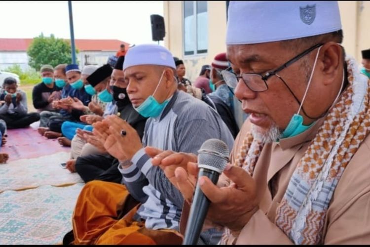 Masyarakat berdoa untuk warga yang meninggal dunia karena tsunami di TPI Pusong, Kecamatan Banda Sakti, Kota Lhokseumawe, Sabtu (26/12/2020)