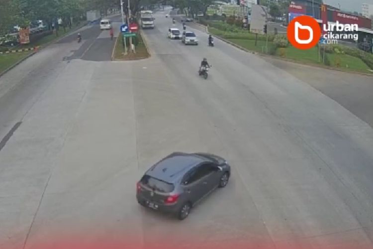 Seorang pengemudi sepeda motor tabrakan dengan mobil di persimpangan Jalan Deltamas Boulevard Kampung Sukamahi, Kecamatan Cikarang Pusat, Kabupaten Bekasi, Rabu (27/7/2022).