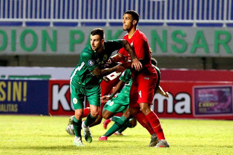 Pemain PS Sleman Aaron Evans menjaga ketat pemain Persija Jakarta Yann Motta saat pertandingan pekan 1 Liga 1 2021-2022 yang berakhir dengan skor 1-1 di Stadion Pakansari Bogor, Minggu (5/9/2021) malam.
