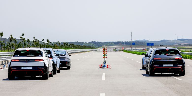 Persiapan Hyundai Ioniq 5 N untuk simulasi drag race di Proving Ground Hankook, Taean, Korsel.