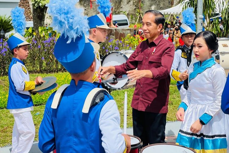 Kemeja warna merah marun yang dikenakan Presiden Joko Widodo saat kunjungan kerja di Sulawesi Utara, Kamis (19/1/2023).