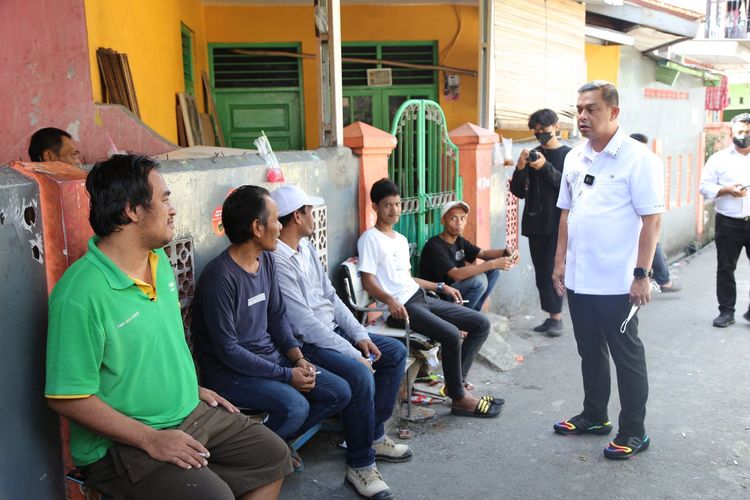 Direktur Reserse Narkoba Polda Metro Jaya Kombes Mukti Juharsa menemui warga Kampung Boncos, Palmerah, Jakarta Barat, Senin (12/12/2022).