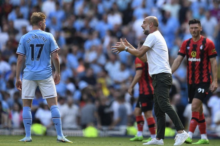 Pelatih Man City, Pep Guardiola, memberikan instruksi buat Kevin De Bruyne dalam laga Premier League alias Liga Inggris 2022-2023 kontra Bournemouth di Stadion Etihad, Sabtu 13 Agustus 2022. Terkini, Guardiola bersiap menyongsong laga Piala FA Man City vs Arsenal di Stadion Etihad, Sabtu (28/1/2023) dini hari WIB.