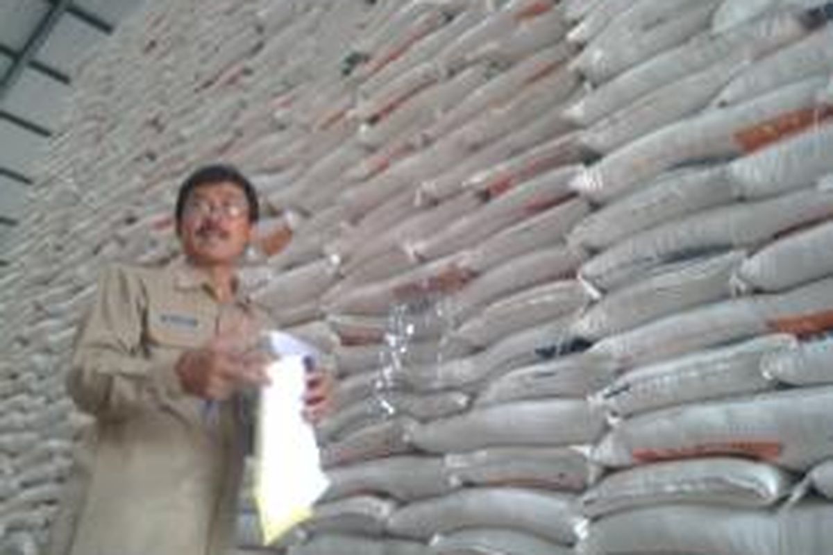 Petugas Disperindag Kota Kediri, Jawa Timur, melihat ketersedian stok beras di gudang Bulog Divre 5 Kediri, Selasa (24/2/2015).