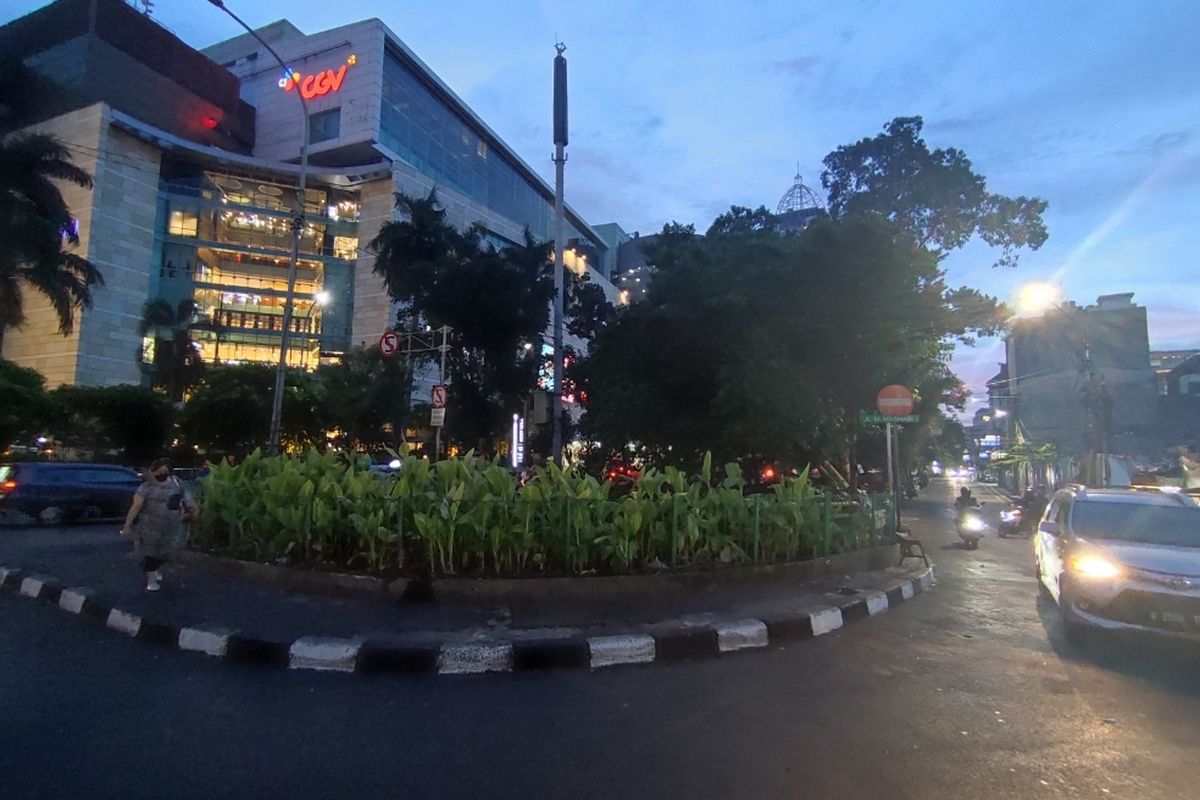 Jalan yang berada di depan atau sisi selatan Plaza Indonesia, Jakarta Pusat, saat ini telah bersih dari pedagang kaki lima (PKL) dari yang biasanya ramai sejak siang hingga malam hari. 