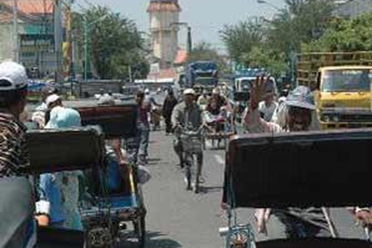 Para pemudik yang jumlahnya diperkirakan mencapai puncak pada H-3 Lebaran diimbau mewaspadai pasar-pasar tumpah di Kabupaten Brebes, Jawa Tengah. Di jalur pantura, pasar tumpah seperti di Pasar Induk Brebes ini selalu dipenuhi becak dan penyeberang jalan.