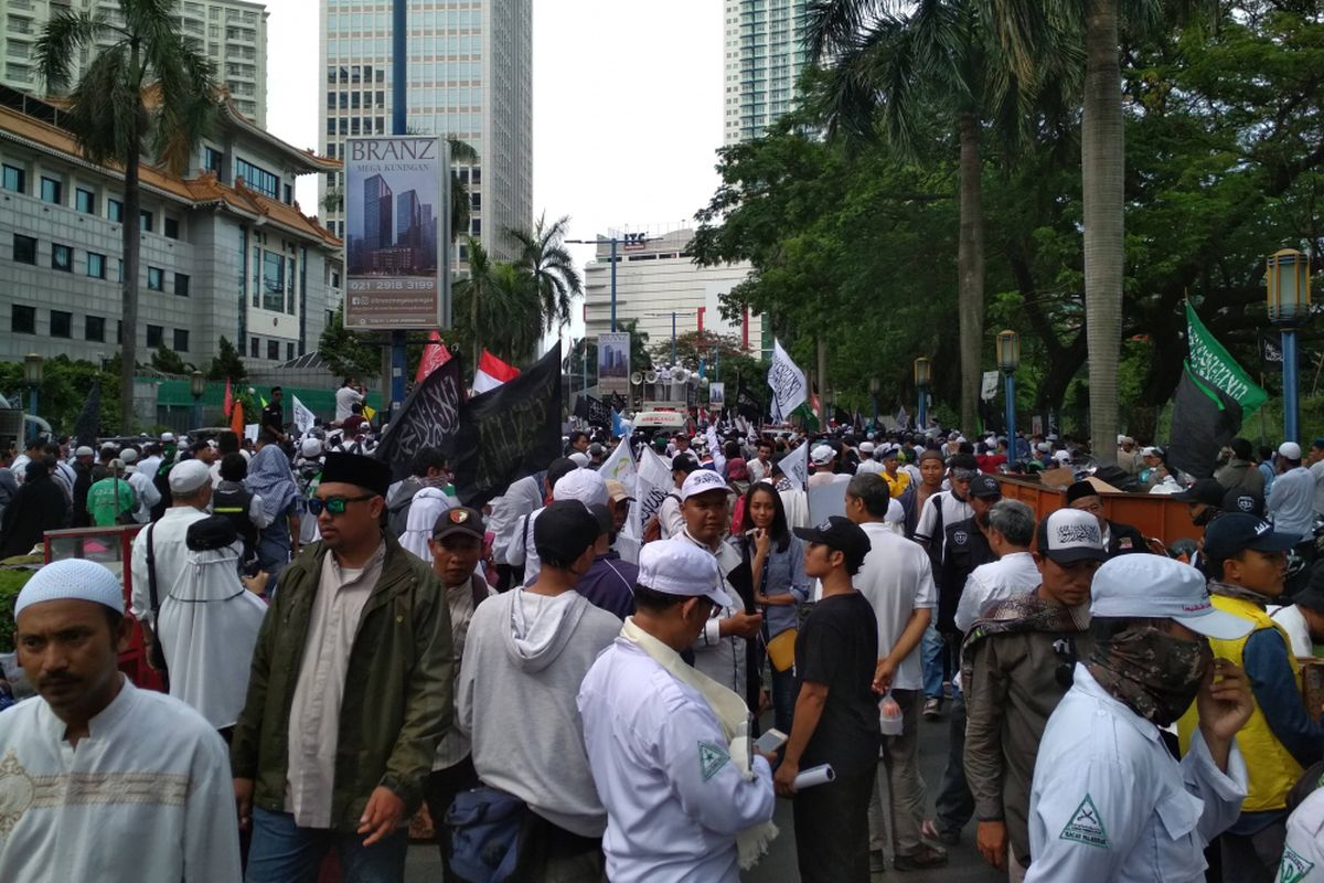 Aksi damai bela muslim Uighur digelar di depan Kantor Kedutaan Besar China di kawasan Kuningan, Jakarta Selatan, Jumat (21/12/2018). 