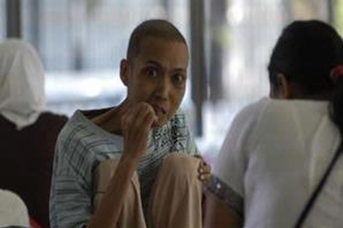 Dedi Damudi (25), penderita tumor, salah satu dari 30 pasien yang menginap di kantor LBH Jakarta Pusat setelah diusir dari ruang IRNA B Rumah Sakit Cipto Mangunkusumo, Jakarta Pusat, Kamis (17/7). Sekitar 30 pasien rawat jalan yang berasal dari luar Jakarta diusir dari RSCM karena bangunan yang sebelumnya mereka tempati akan segera direnovasi menjadi World Class Hospital. Mereka akan terus menginap hingga ditemukan solusi antara KOMNAS HAM dan pihak RSCM