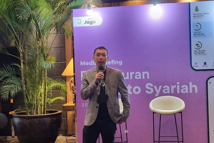 Head of Sharia Business Bank Jago Waasi B. Sumintardja saat konferensi pers di Kembang Goela Restaurant, Jakarta, Kamis (2/2/2023).