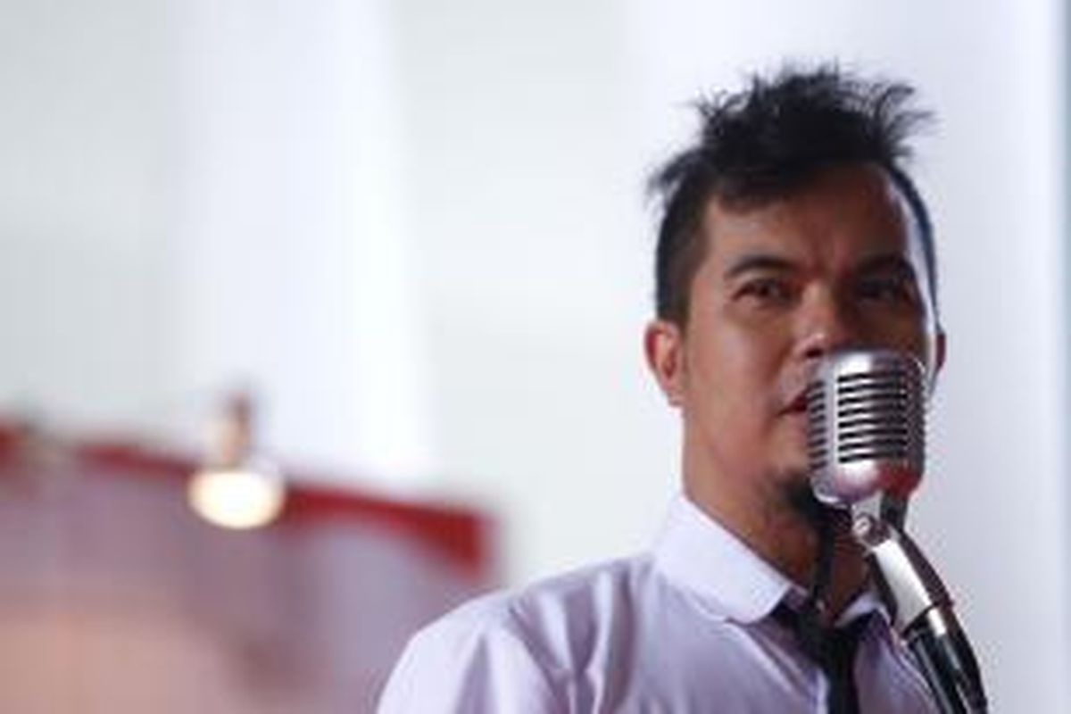 Artis musik Ahmad Dhani memberi sambutan pada acara Deklarasi Gerakan Muda (Gema) Indonesia untuk Prabowo-Hatta di Rumah Polonia, Jakarta Timur, Rabu (21/5/2014). Gema Indonesia mendukung pemenangan pasangan bakal calon presiden dan calon wakil presiden Prabowo Subianto-Hatta Rajasa pada Pilpres 2014. 