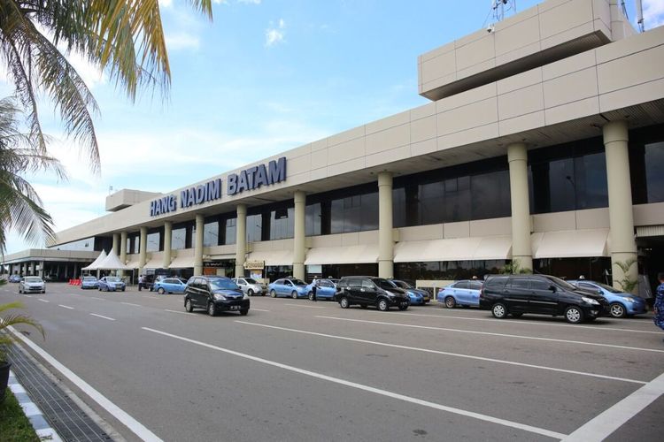 Tidak Boleh Ngetem, Saat ini Taksi Online sudah Boleh Jemput Penumpang di Depan Pintu Keluar Cargo Baru Bandara Internasional Hang Nadim Batam, Kepri.