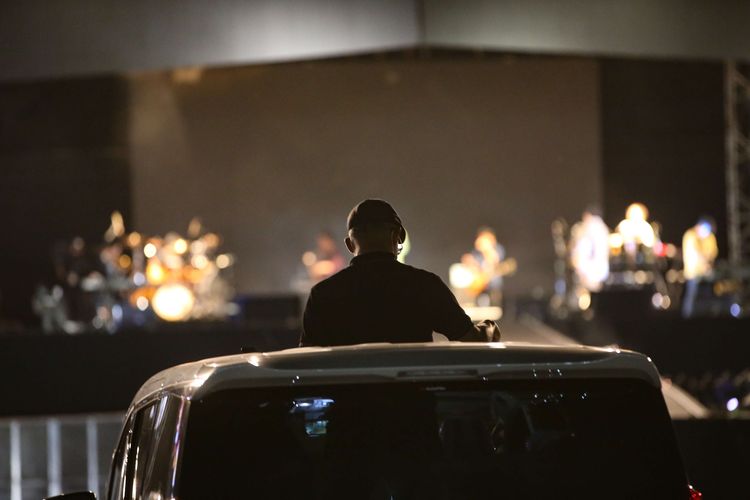 Pengunjung menyaksikan Danamon New Live Experience, Drive-In Concert  di JI Expo, Kemayoran, Jakarta, Sabtu (29/8/2020). Kahitna tampil dalam hari pertama acara Drive-In Concert perdana di Jakarta.