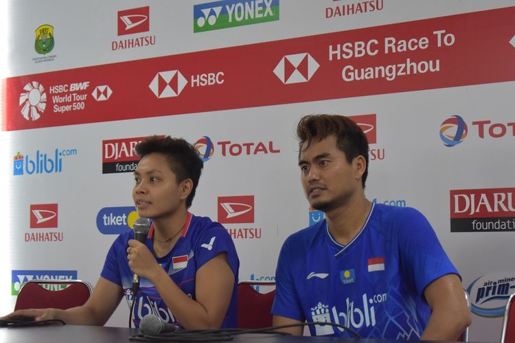 Tontowi Ahmad/Apriyani Rahayu dalam konferensi pers usai pertandingan babak pertama Indonesia Masters 2020 di Istora Senayan, Jakarta, Rabu (15/1/2020).