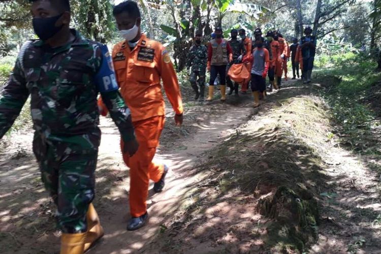Tim SAR gabungan mengevakuasi jenazah seorang petani dari dalam kebun sawit Desa Radda, Kecamatan Baebunta, Luwu Utara menuju RSU Hikmah Masamba, Minggu (09/08/2020)