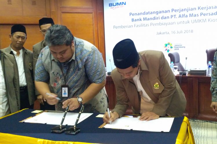 Bank Mandiri dan PT Alfa Mas Persada menandatangani nota kesepahaman mengenai pembiayaan kreditnusaha rakyat untuk pondok pesantren wilayaj Jawa Barat di Plaza Mandiri, Jakarta, Senin (16/7/2018).