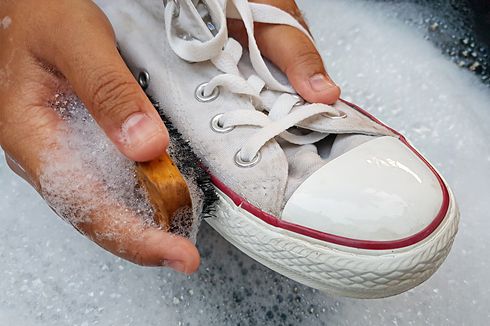 Simak, Cara Membersihkan Sepatu Kanvas Berwarna Putih
