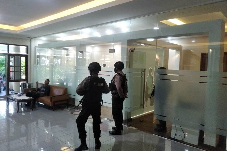 Penyidik Bareskrim Polri keluar dari Kantor Bupati Nganjuk Novi Rahman Hidayat, Kamis (27/5/2021).