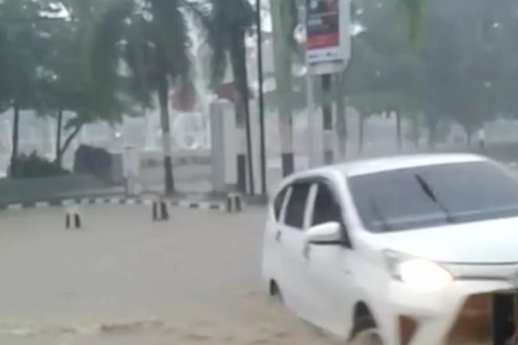 Kendaraan melintas di ruas jalan yang terendam banjir di Lapangan Merdeka, Pangkal Pinang, Sabtu (14/12/2019).
