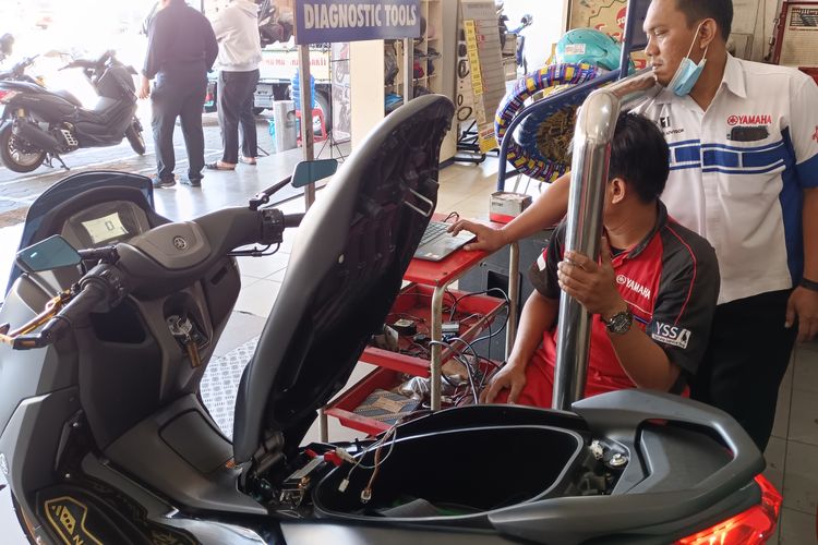 Mekanik bengkel Yamah Mataram Sakti Setyabudi Semarang sedang melakukan cek scanner diagnotic untuk menganalisa permasalahan sepeda motor. 