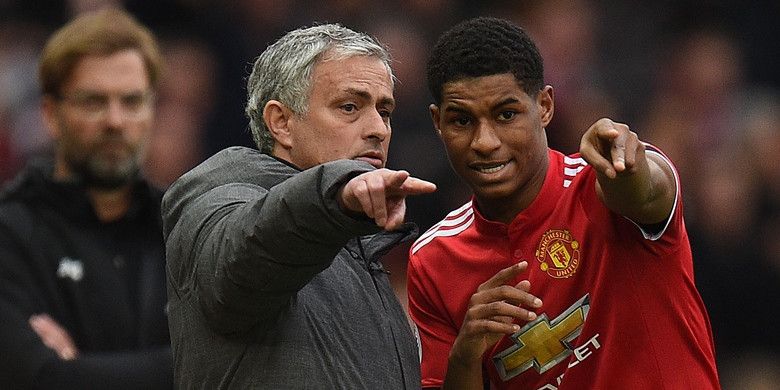 Pelatih Manchester United, Jose Mourinho, berbicara kepada Marcus Rashford dalam laga Liga Inggris kontra Liverpool FC di Stadion Old Trafford, Manchester, Inggris pada 10 Maret 2018.
