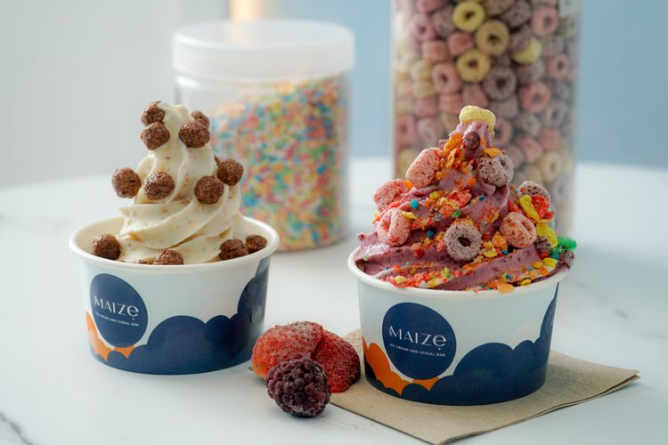 Es krim O-Crips dan Flintstone Berries (kana) disajikan di Maize Ice Cream and Cereal Bar, Ruko Beach Boulevard, Golf Island Jakart, Pantai Indah Kapuk, Jakarta Utara, Jumat (18/2/2022). 