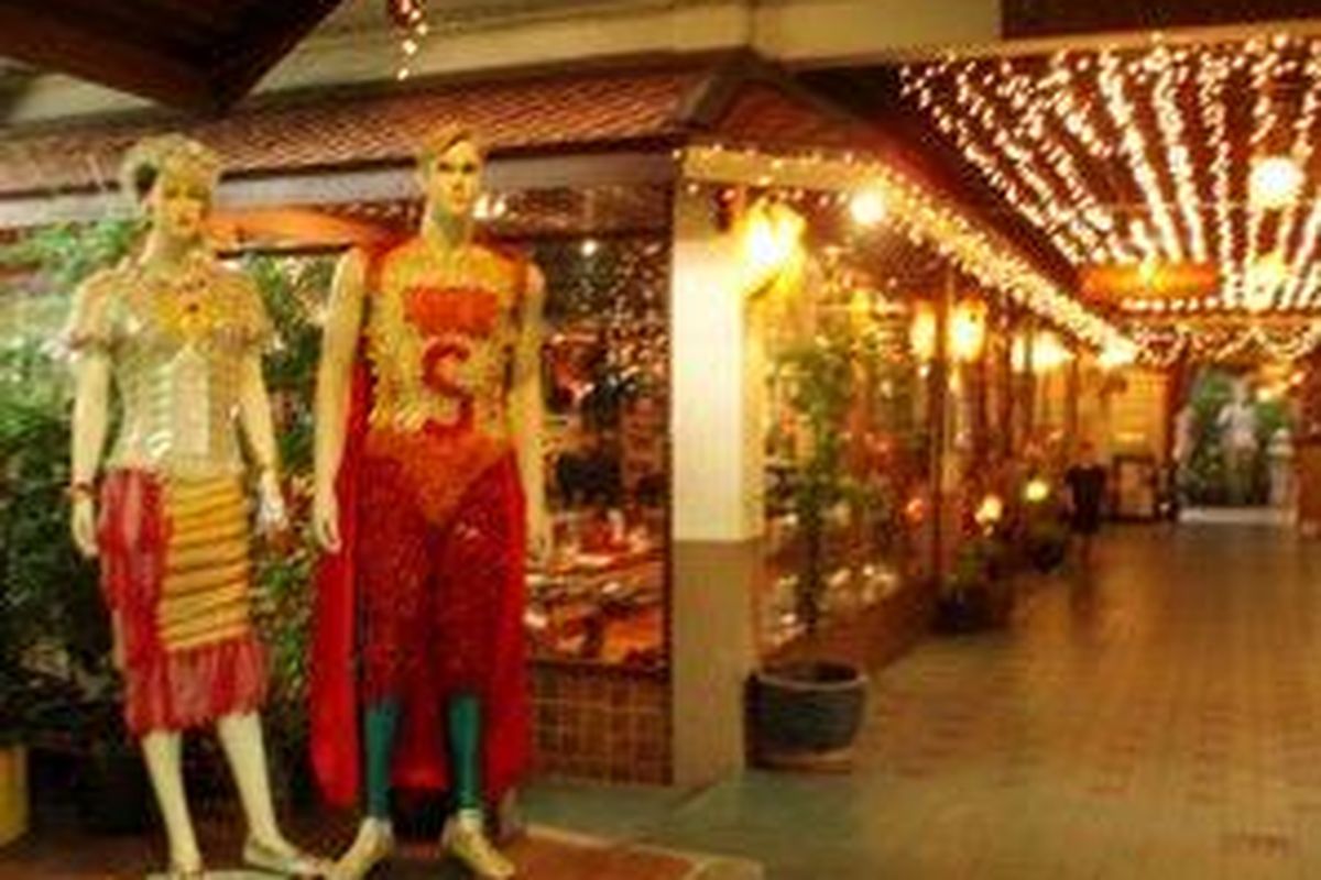 Area depan Cabbages and Condoms restoran. Pengunjung akan disambut dengan patung manusia super dan pasangannya dengan baju  terbuat dari kondom  