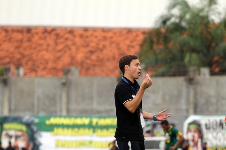 Pelatih Bhayangkara FC, Paul Munster menunjukkan barang bukti pelemparan pecahan bangunan dari oknum suporter saat babak penyisihan grup A piala Gubernur Jatim 2020 melawan Persebaya Surabaya yang berakhir dengan skor 1-0 di Stadion Bangkalan, Jawa Timur, Rabu (12/02/2020) sore.
