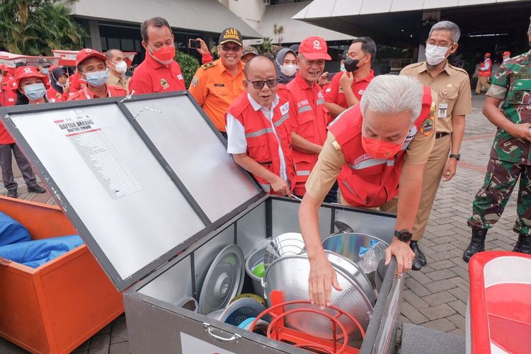 Gubernur Ganjar Pranowo memberi bantuan peralatan kedaruratan bencana senilai Rp 1,5 miliar untuk PMI Jawa Tengah di halaman kantornya, Senin (26/12/2022).