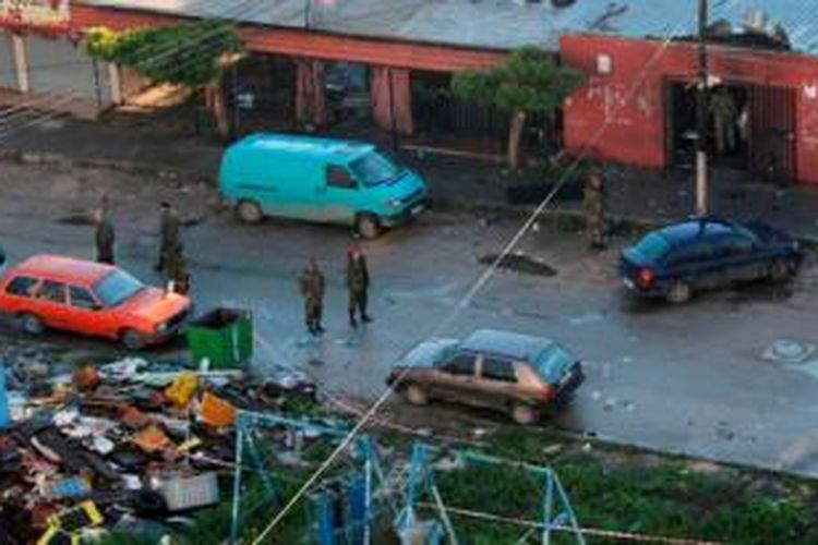 Personel militer Lebanon memeriksa lokasi aksi bom bunuh diri di sebuah kafe di kota Tripoli yang menewaskan delapan orang beberapa hari lalu.