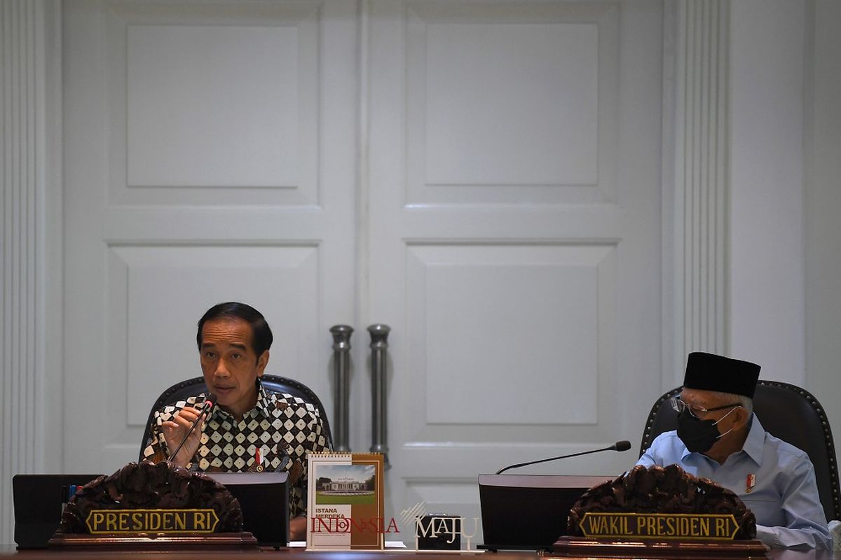 Presiden Joko Widodo (kiri) didampingi Wakil Presiden Ma'ruf Amin memimpin rapat terbatas terkait evaluasi pemberlakuan pembatasan kegiatan masyarakat (PPKM) di Kantor Presiden, Jakarta, Senin (3/1/2022). ANTARA FOTO/Sigid Kurniawan/aww.