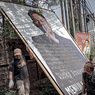 Dianggap Ganggu Estetika Kota, Baliho Raksasa Vicky Prasetyo Ditumbangkan Satpol PP