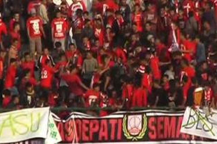 Kerusuhan suporter di Stadion Manahan Solo.