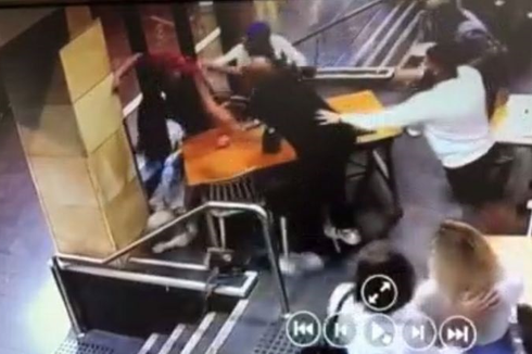 Seorang Wanita Muslim Hamil Diinjak dan Ditinju di Kafe oleh Seorang Pria Islamofobia