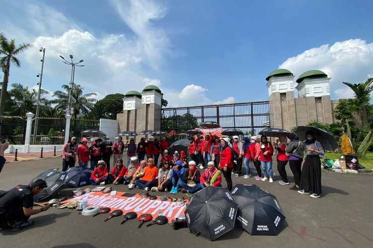 Sejumlah massa melakukan aksi tenda selama 5 hari ke depan menuntut upaya pengesahan RUU PPRT di depan Gedung DPR RI, Senayan, Jakarta, Sabtu (11/3/2023). 