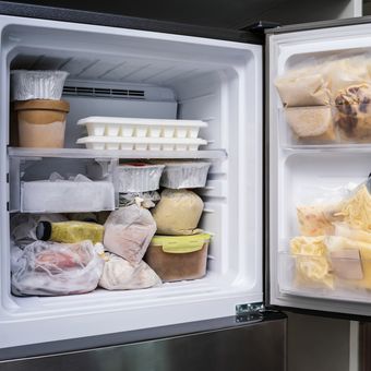 Ilustrasi freezer kulkas dua pintu. 